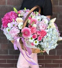 Композиция солнечный день в Псебае Цветочная композиция из Розы, Хризантемы, Пионы и Лизиантусы в корзине в Псебае