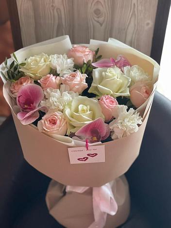 Букет цветов из: Орхидеи, Розы и Гвоздики в Псебае
