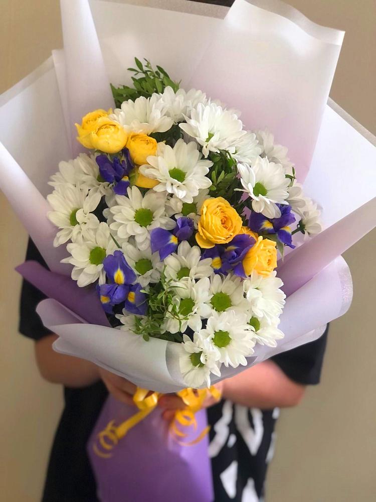 Букет солнечный привет в Псебае Букет цветов из: Ирисы, Хризантемы и Розы в Псебае